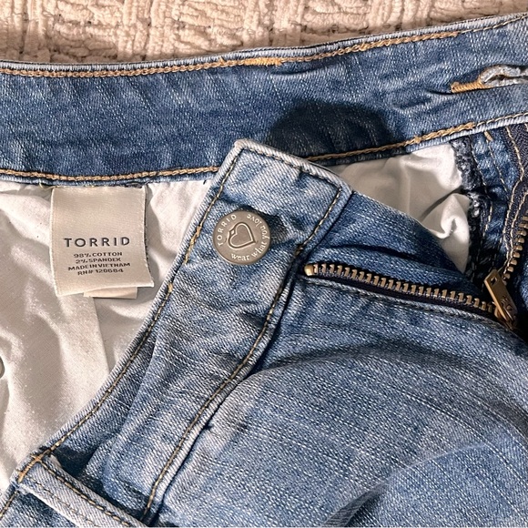 TORRID DISTRESSED BOYFRIEND JEANS. MEDIUM WASH SIZE 12 - Picture 7 of 7